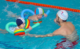 Cursillos intensivos de natación en el Arenas Sport Center de Oviedo.